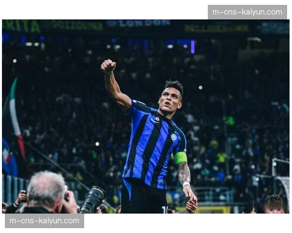 特写：时隔三年重返欧冠八强，国际米兰队长劳塔罗赛前更衣室演讲