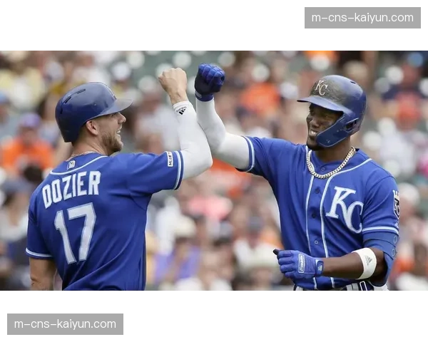 特写:大都会队老将投手韦兰德在牛棚指导两位新人,传承经验 特写:大都会队老将投手韦兰德在牛棚指导两位新人,传承经验