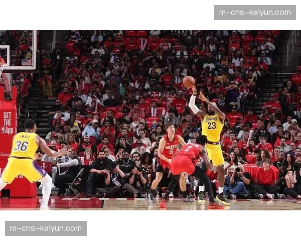 詹姆斯突破分球失误，湖人第三节崩盘失势